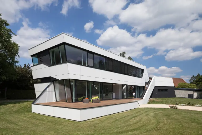 Außenansicht des Wohnhauses Müller in Langenau, DE, weiße Sto-Fassade mit bionischer Fassadenfarbe StoColor Dryonic® 