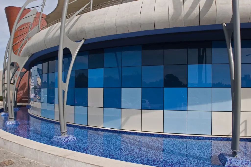 Fassade Palma Aquarium, Palma de Mallorca, ES; Sto-Glasfassade mit blau-weiß-grauen Glaselementen