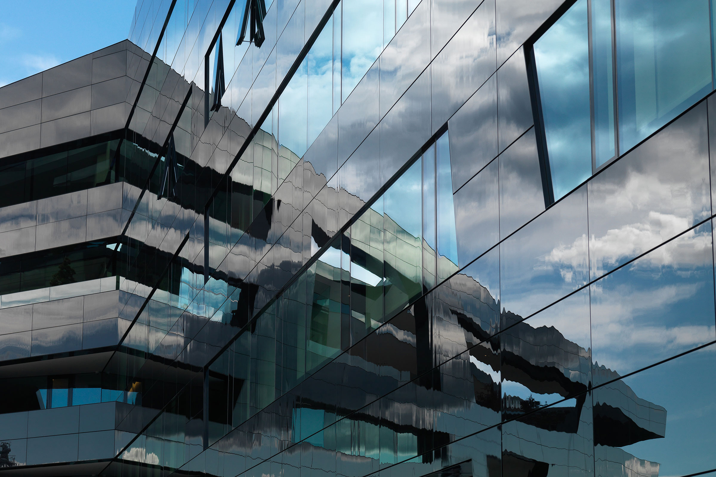 Spiegelnde Fassadenfläche - StoVentec Glass