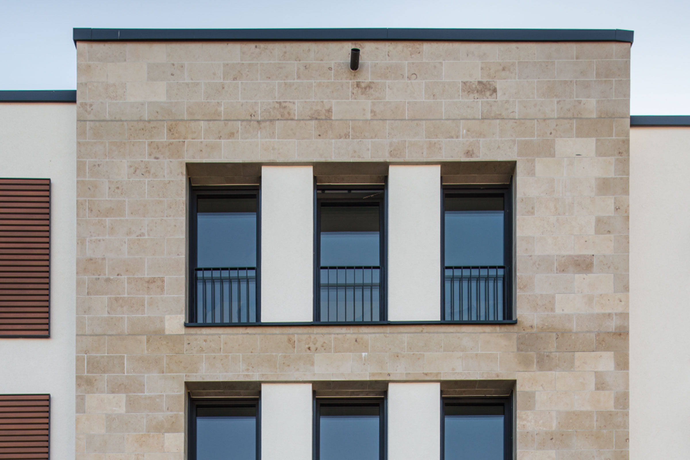 Durchlaufende Fensterbänke verstärken den Bandcharakter der Fensteranordnung optisch. Foto Martin Ba