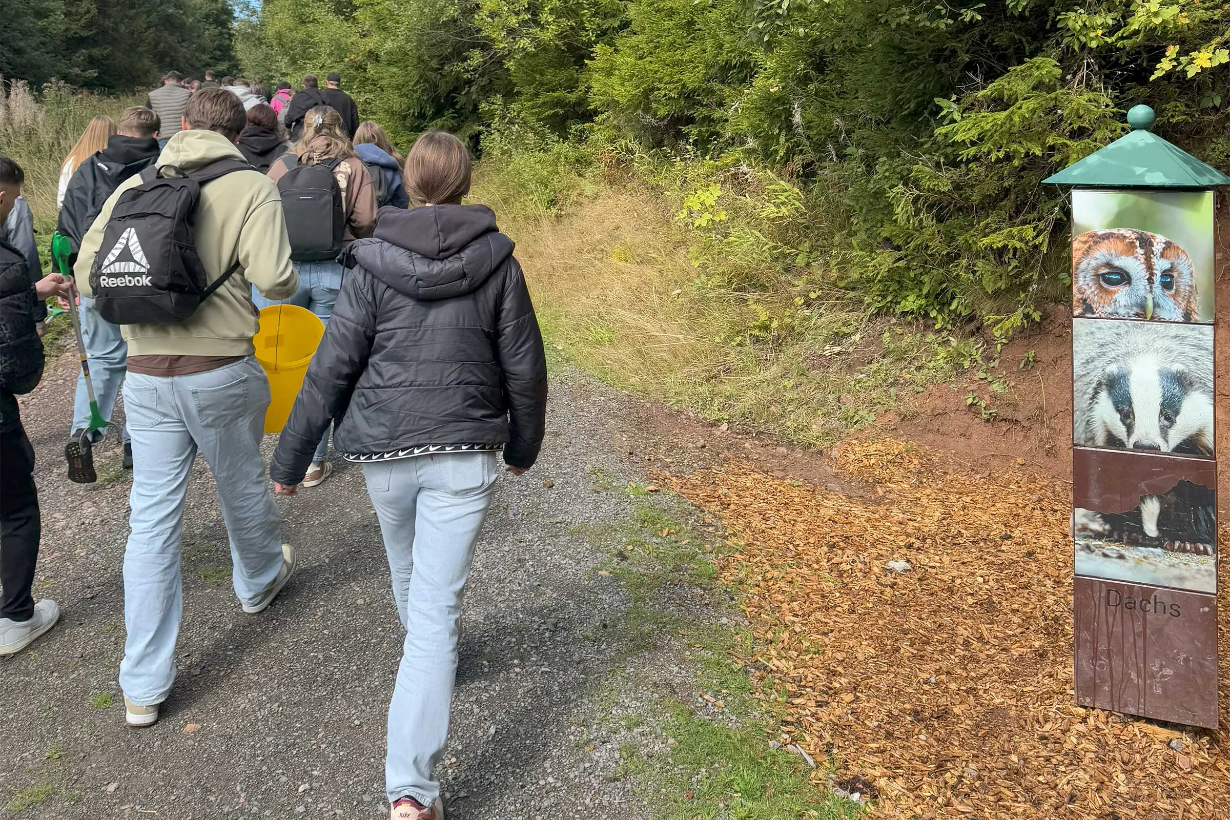 World Cleanup Day: Sto-Azubis in Weizen beim Müllsammeln.