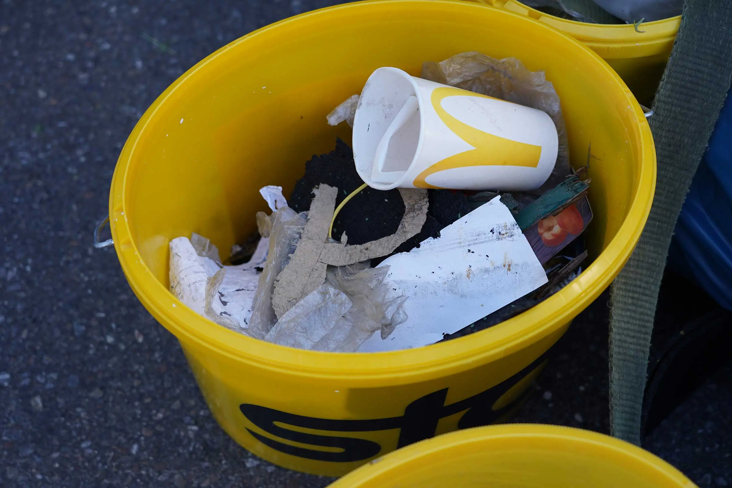 World Cleanup Day: Gelbe Sto-Eimer mit gesammeltem Müll