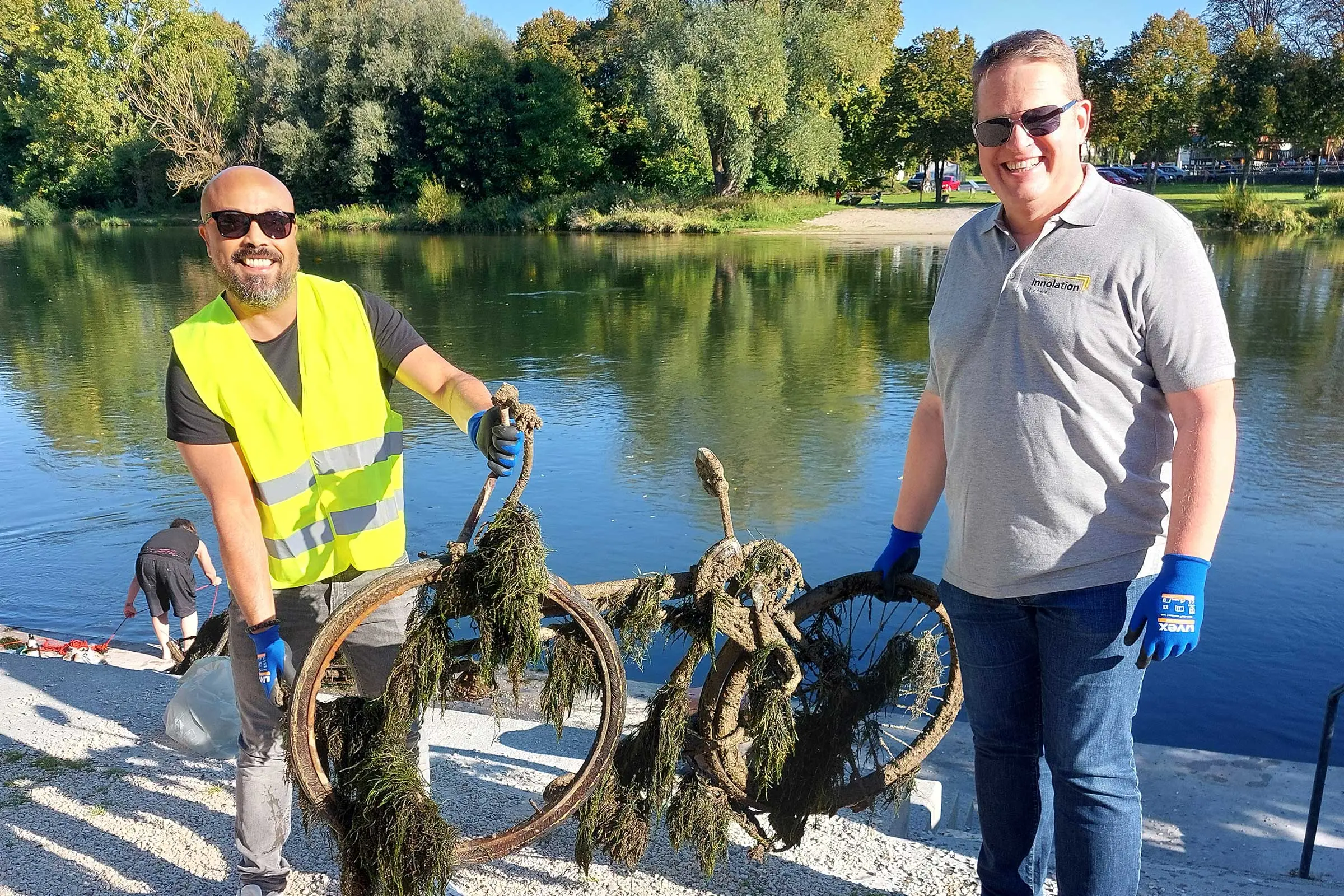 Cleanup Day: Kollegen der Sto-Tochter Innolation ziehen Fahrräder aus der Donau