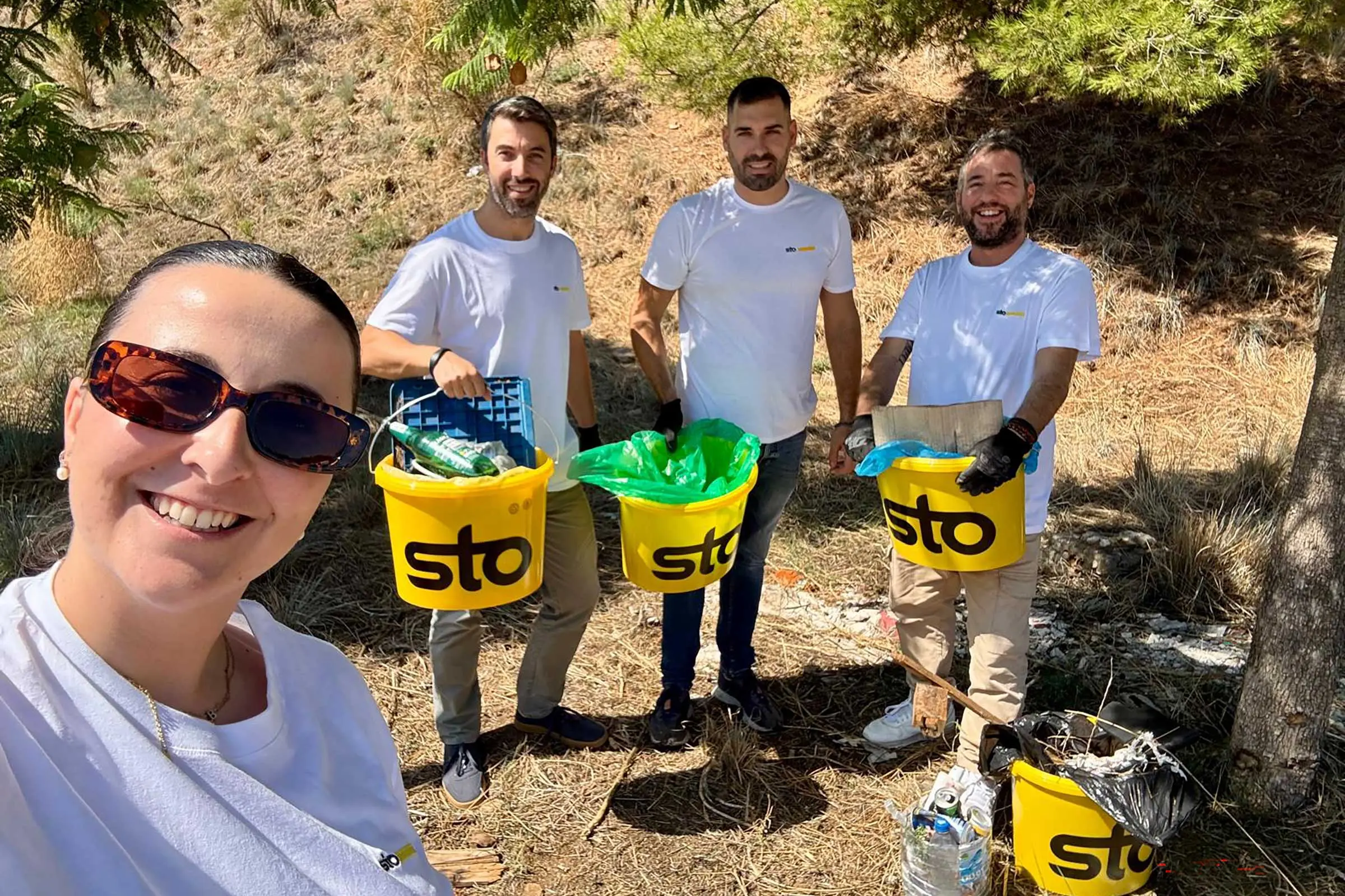 World Cleanup Day 2025: Vier Kollegen von Sto in Spanien sammeln Unrat