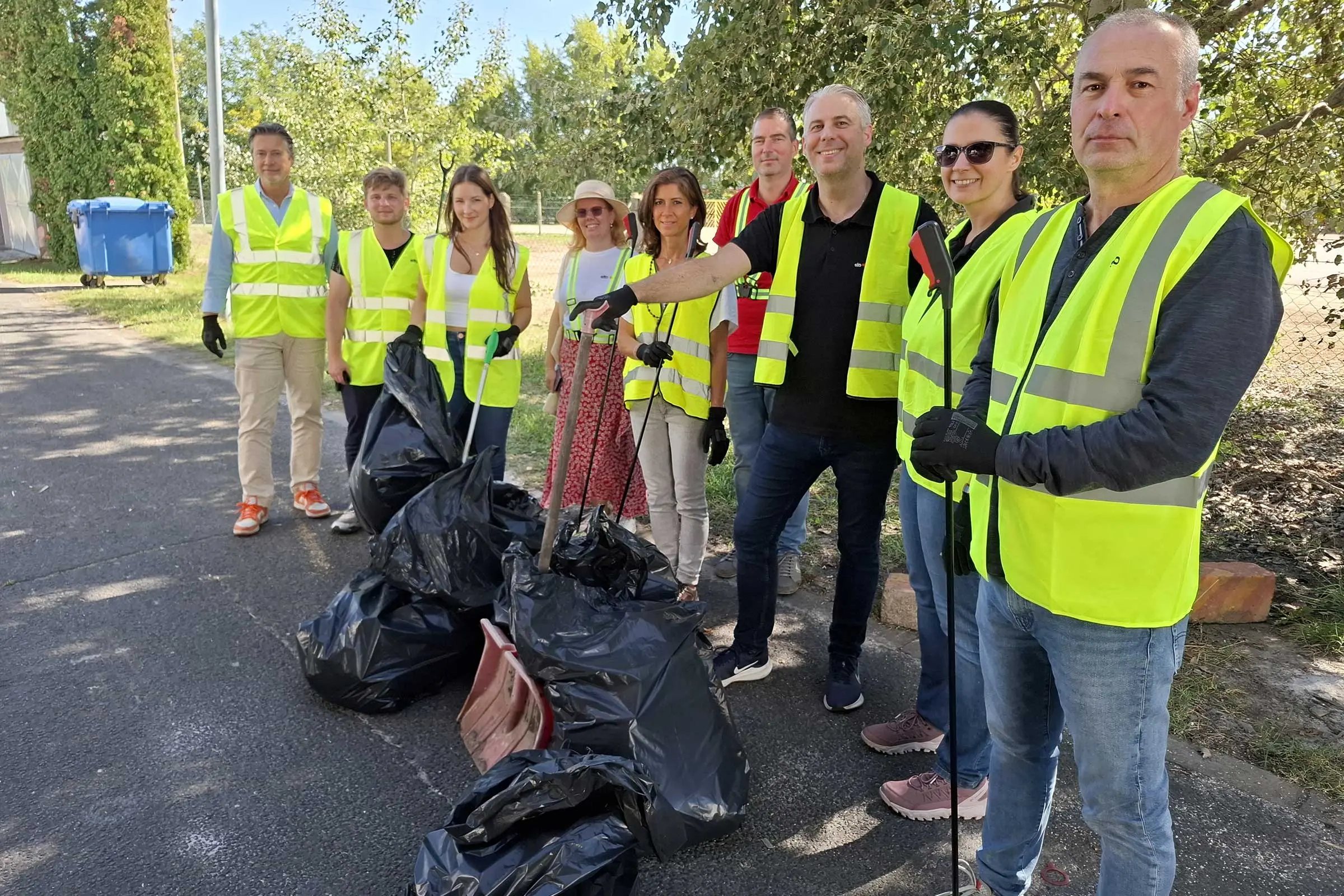 World Cleanup Day 2025: Gruppenfoto Sto Ungarn mit gesammeltem Unrat