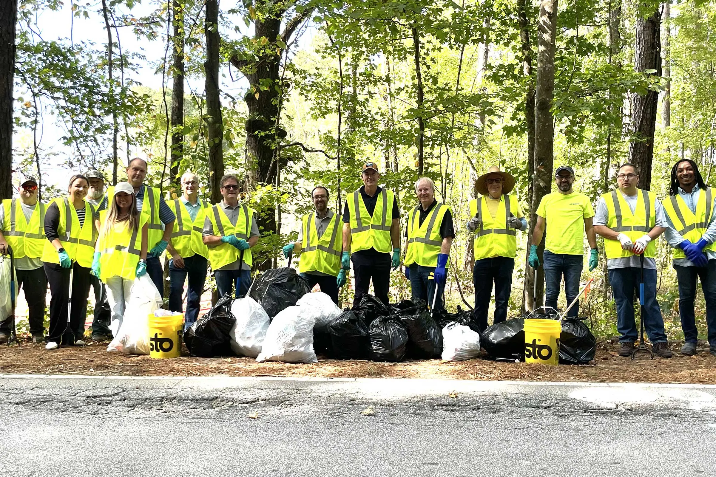 Gruppenfoto: Team Sto USA engangiert sich beim World Cleanup Day 2025