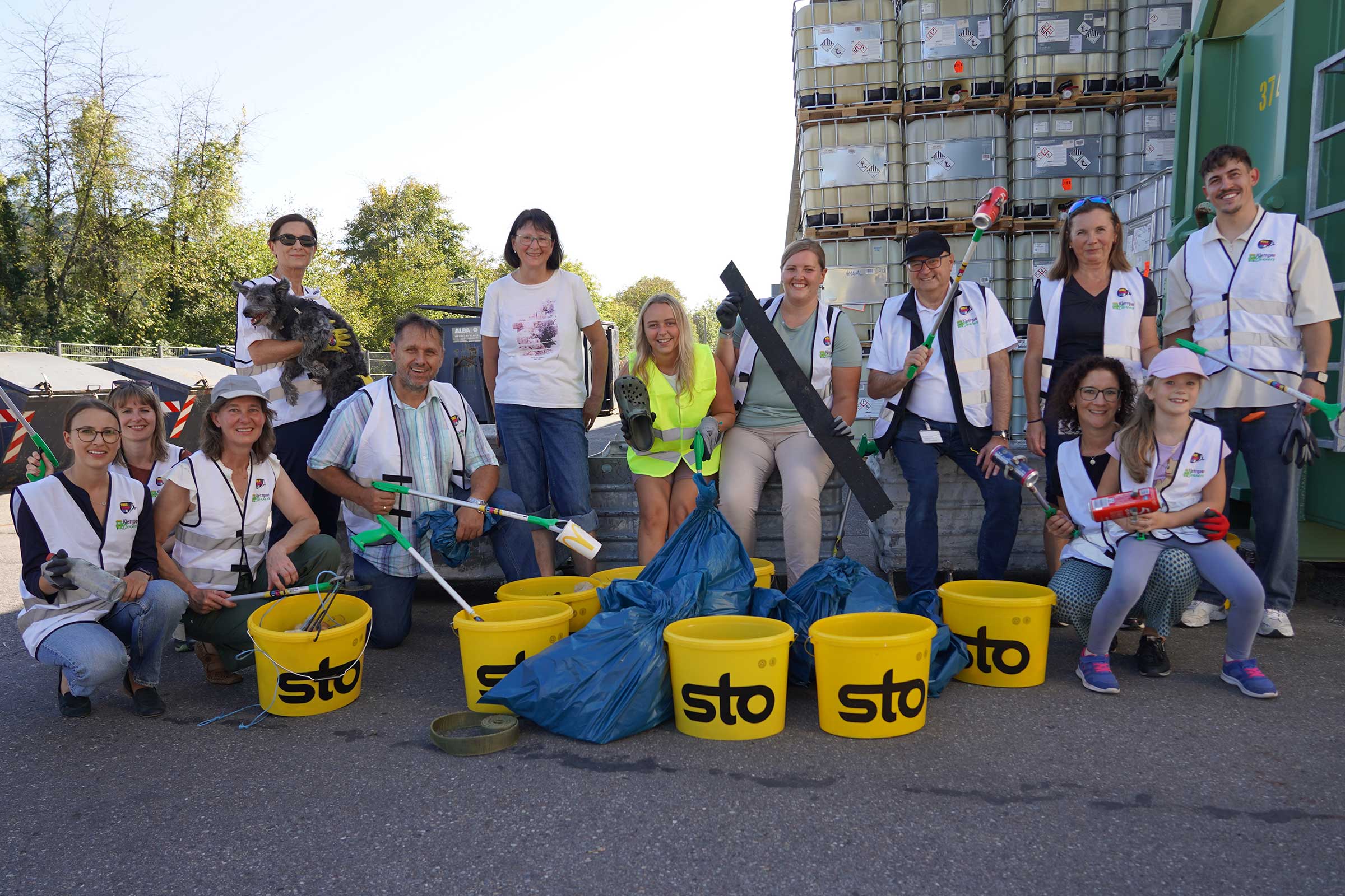 World Cleanup Day 2025: Gruppenfoto der Helfer an der Sto-Zentrale in Stühlingen-Weizen