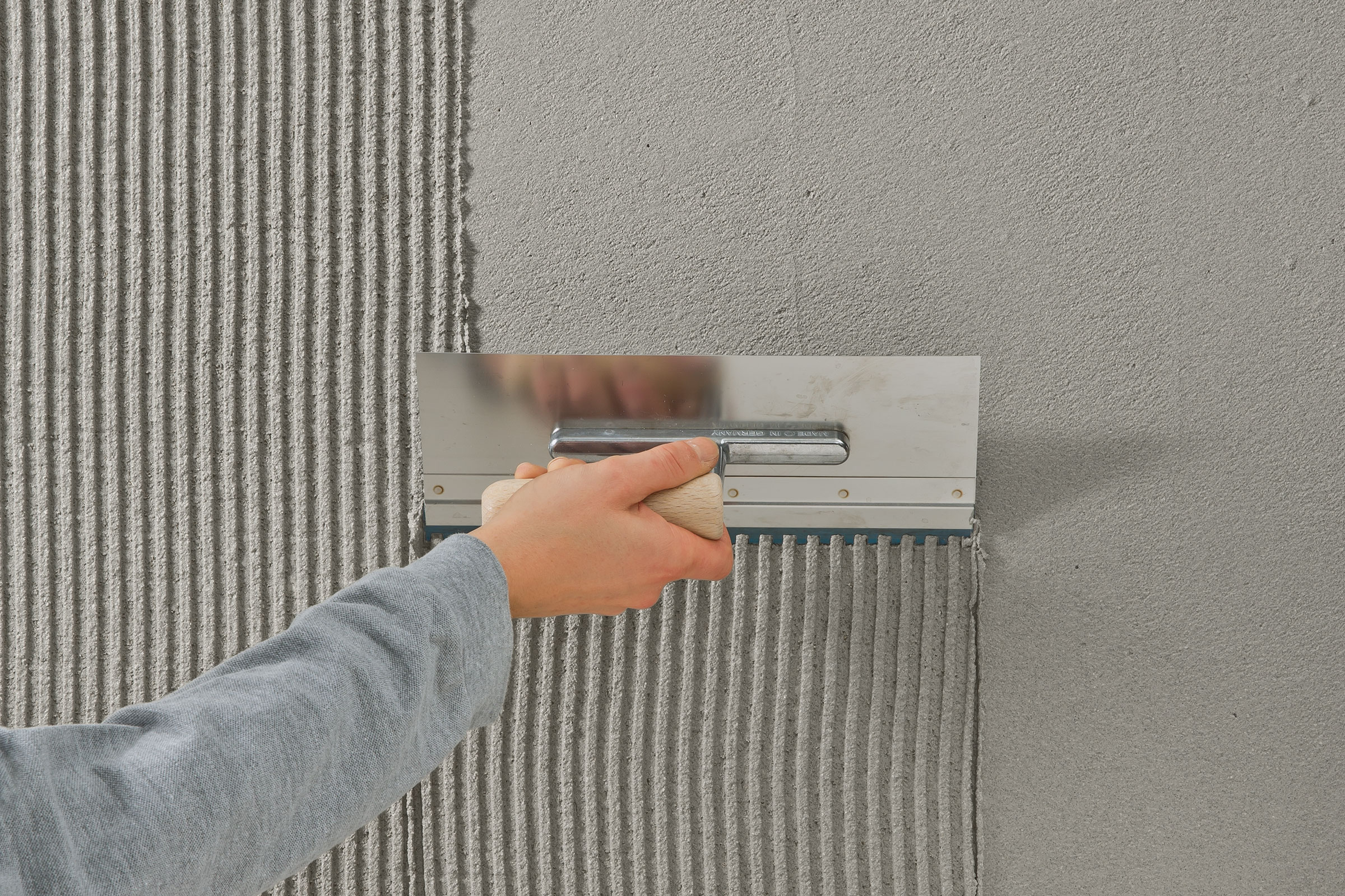 Jemand bringt Kalkputz auf die Innendämmung StoTherm In Comfort.