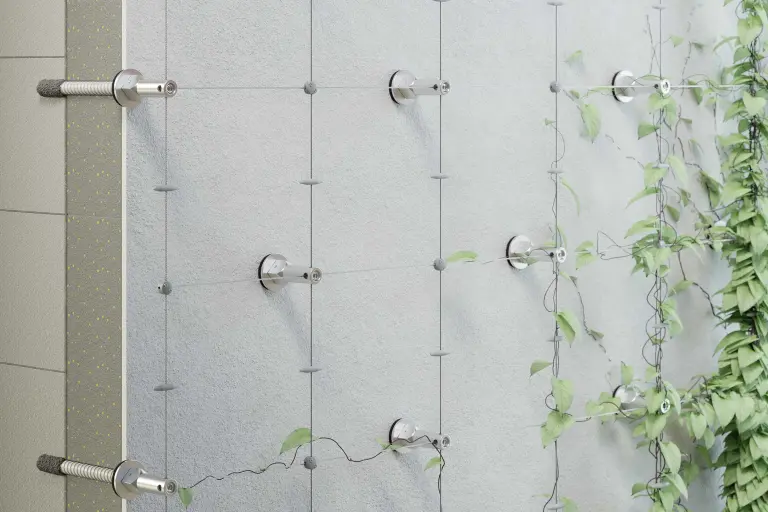 Rankhilfen auf WDVS-Dämmplatten mit Efeu-Bewuchs 