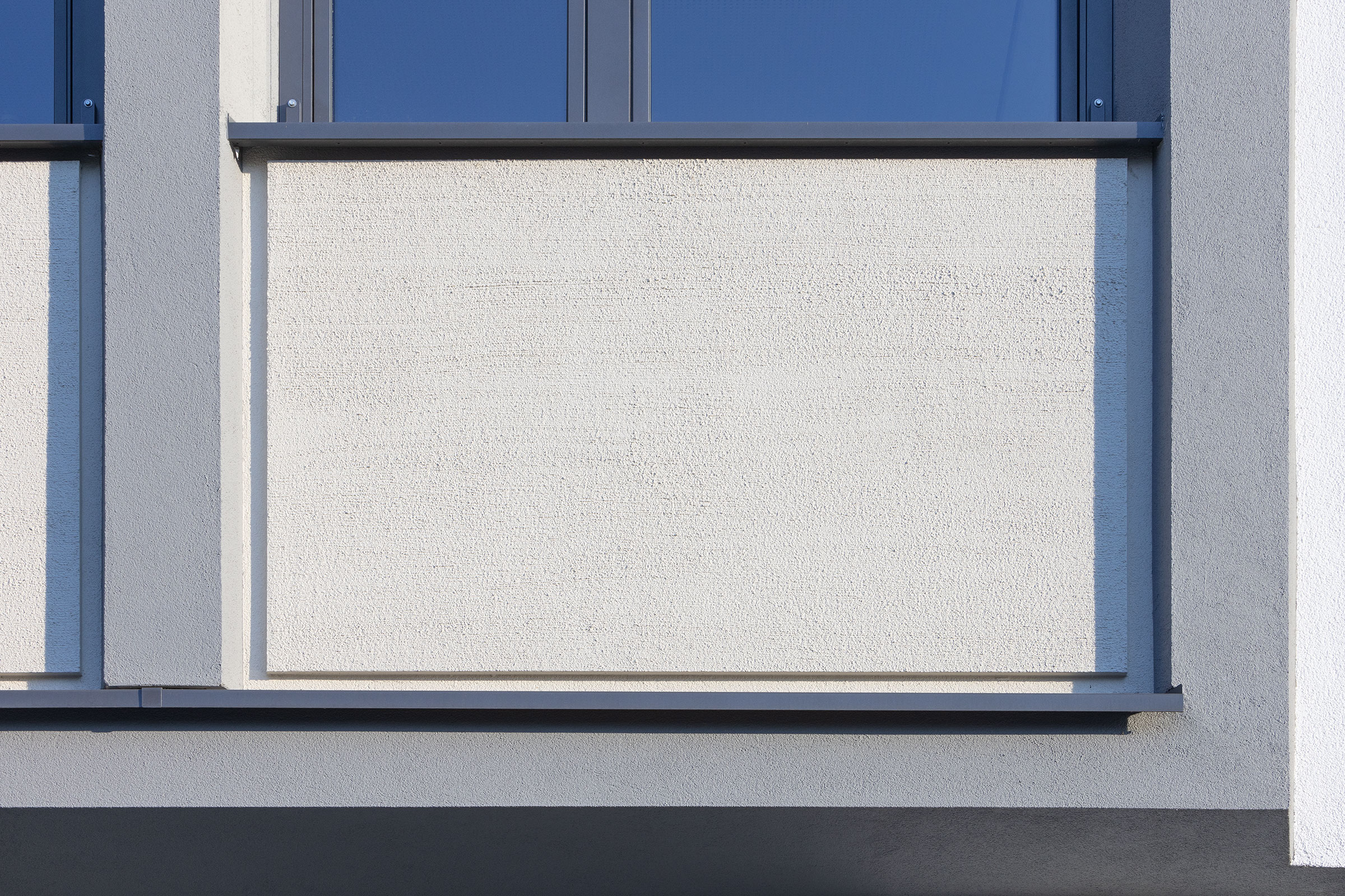 Horizontaler Besenstrich am AOK-Verwaltungsgebäude Bad Cannstatt