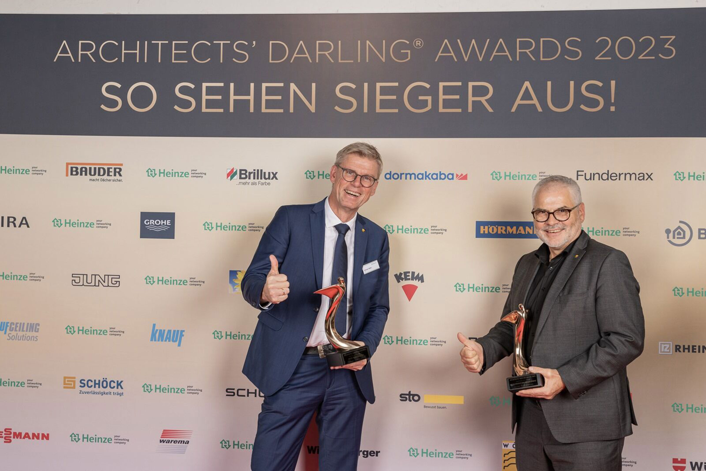 Heiner Röhr (links) und Rolf Wohllaib freuen sich über Gold bei Architect’s Darling Award.