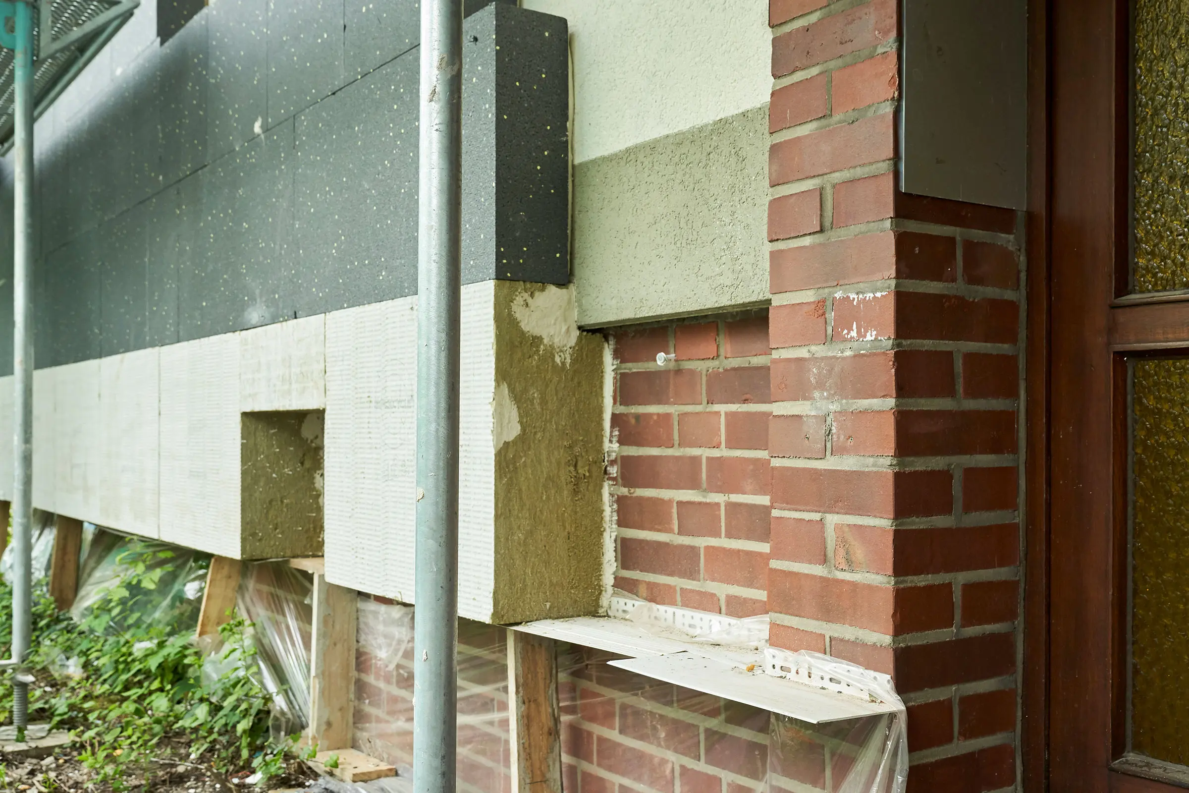 Da keine Perimeterdämmung notwendig war, setzt das WDVS auf einer Sockelschiene (Sto-Startprofil PH-