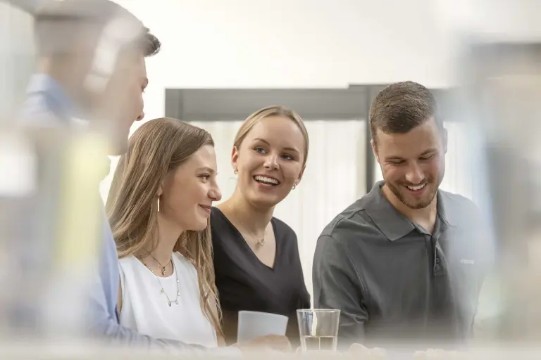 4 Auszubildene bei Sto tauschen sich aus, diskutieren und lachen miteinander. Foto: Martin Baitinger, Böblingen, DE