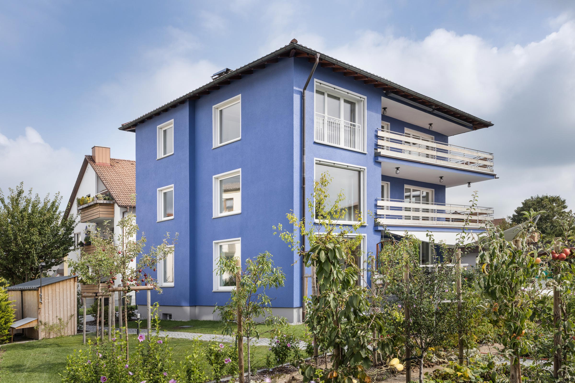 Eine blaue Fassade mit integriertem UV-Schutz