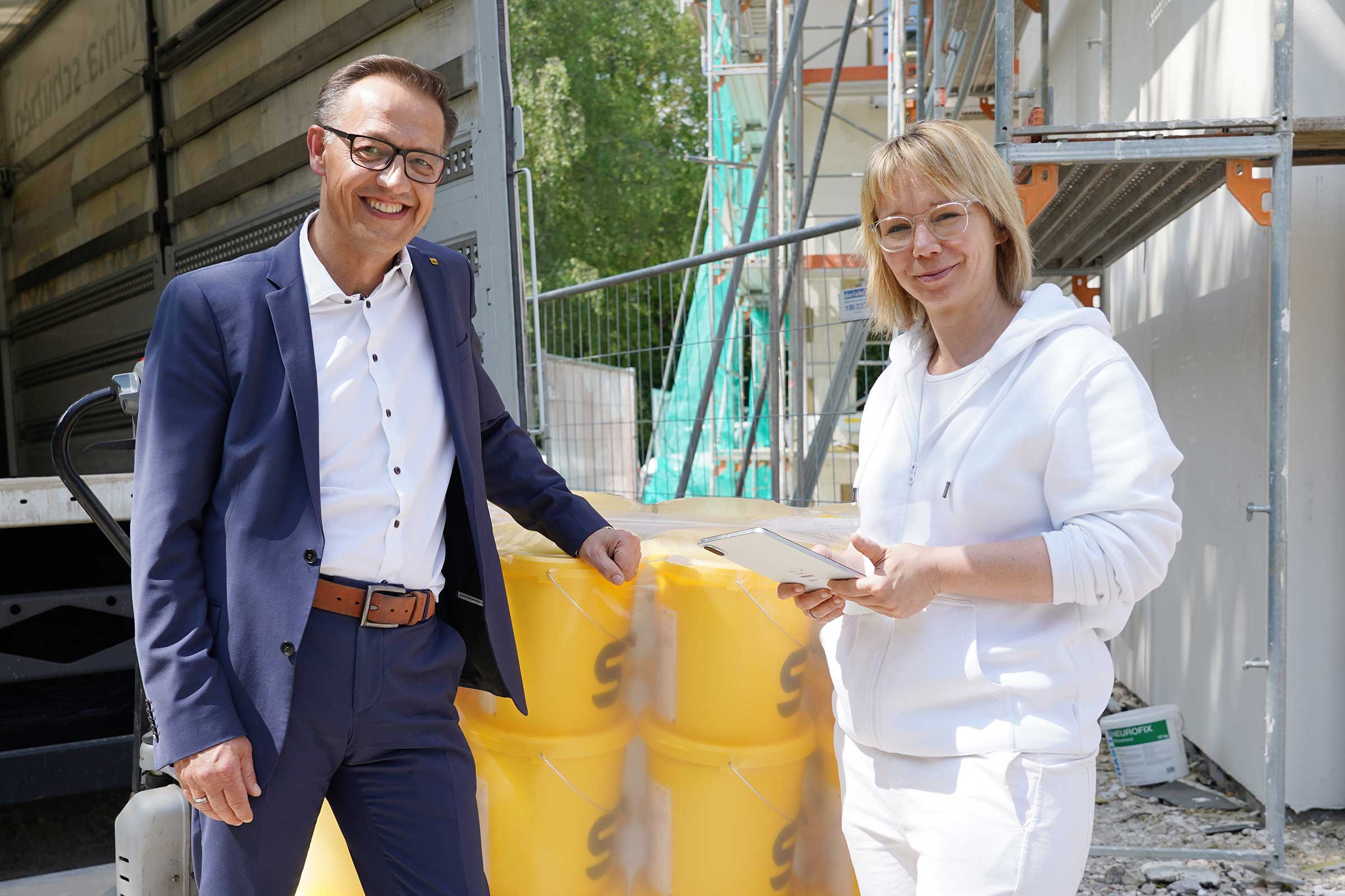 Track & Trace: Sto-Kundin mit Leiter Materialwirtschaft von Sto auf der Baustelle