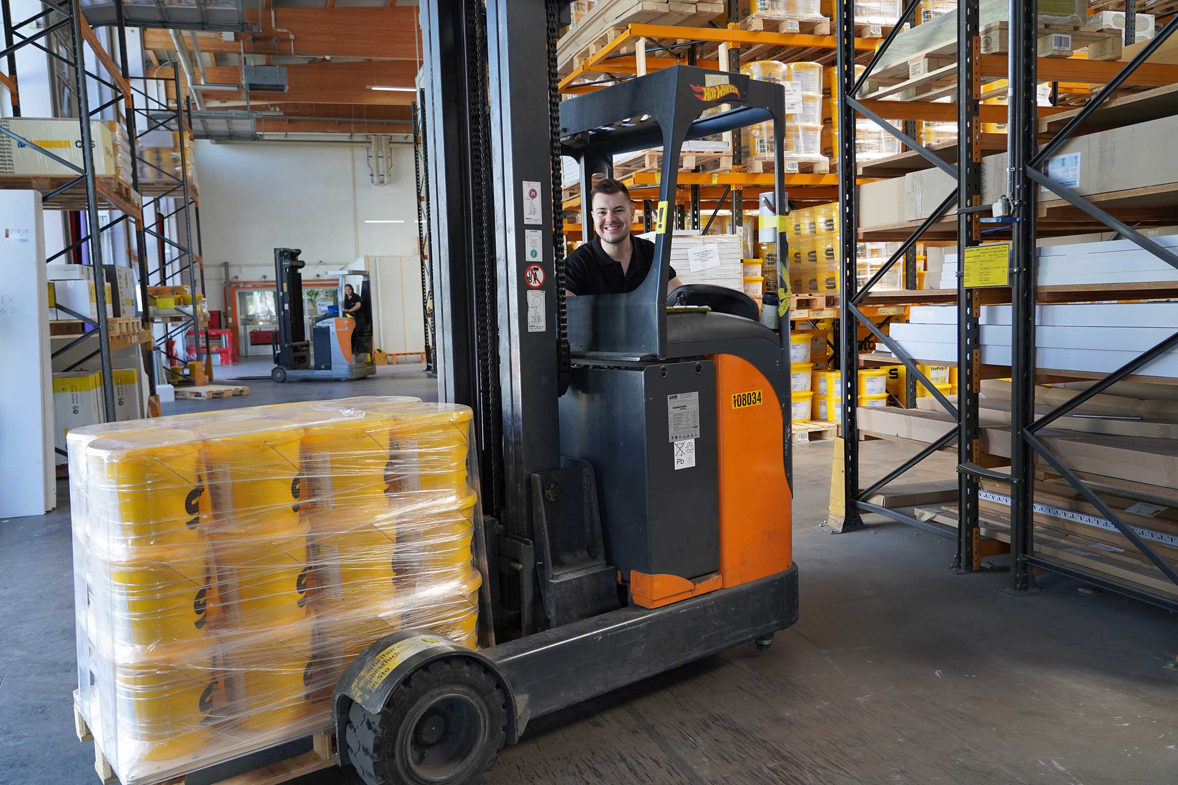 Track & Trace: Staplerfahrer mit Palette Fassadenfarben von Sto