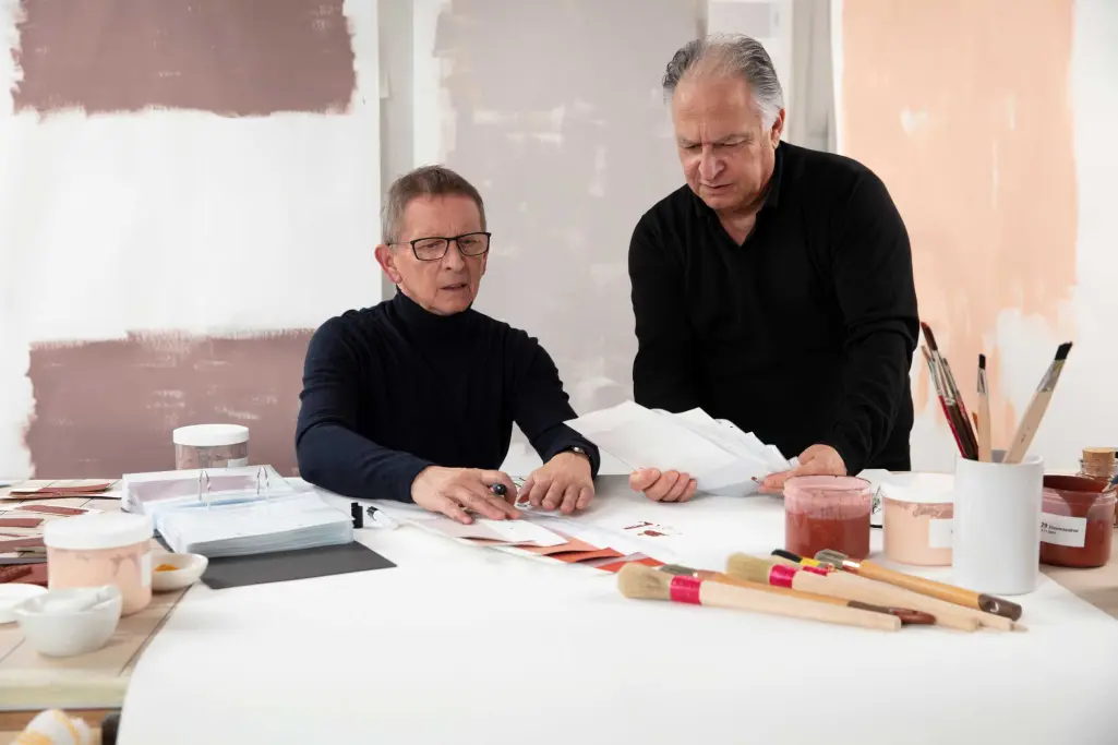 P. Appenzeller & A. Romano, StoDesign, beim Bewerten der Farbnuancen für das neue StoColor System