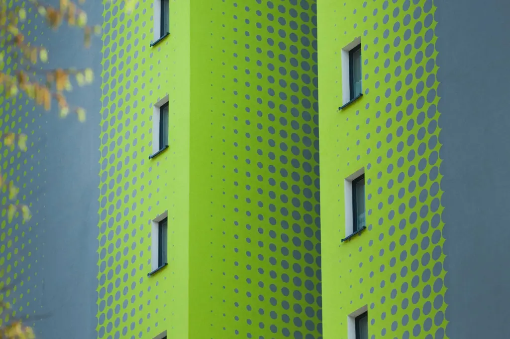 Graugrüne Fassade mit Kreisen, StoDesign-Konzept, Passivhochhaus, Freiburg, DE