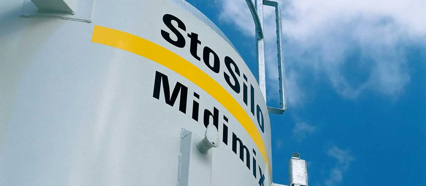 Bild, Außenaufnahme mit StoSilo Midimix, blauer Himmel