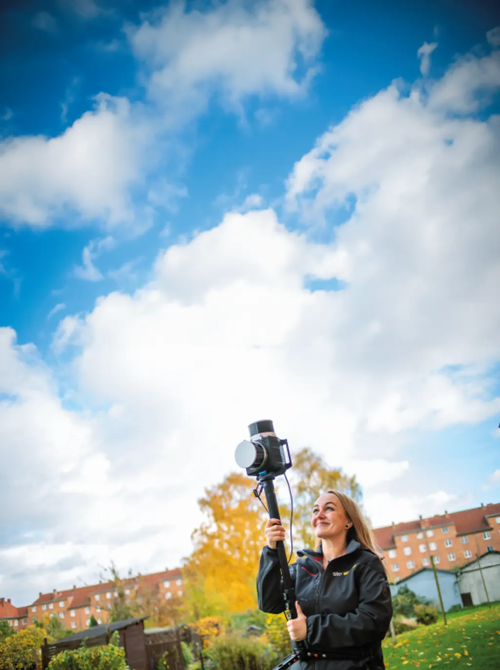 Stockfoto: Straße umgeben von Rapsfeldern. Pfeil mit Schriftzug "Zeit für Neues". Weiterbildung Sto