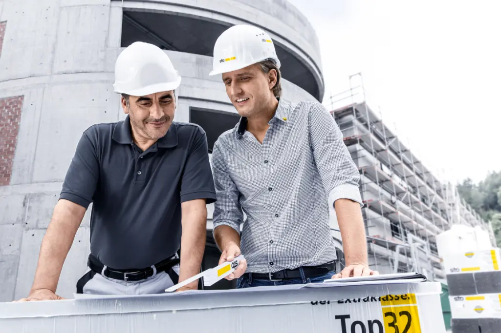 Außenaufnahme eines Einfamilienhauses, mit Haken an Stellen, wo Sto-Systemzubehör eingesetzt wurde