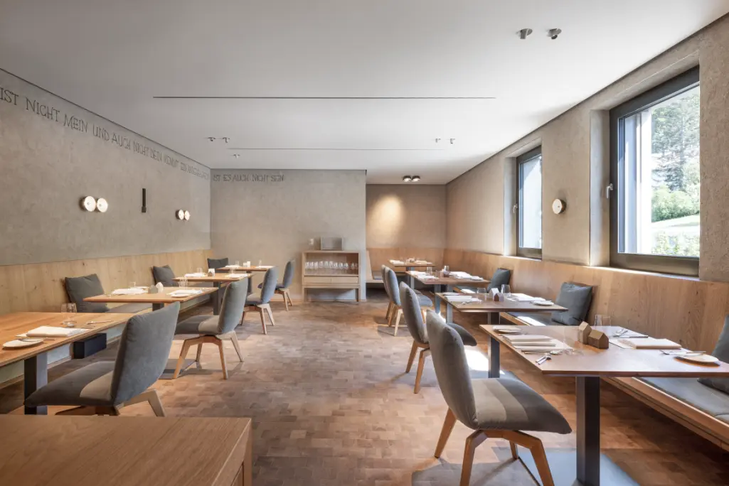 Innenaufnahme, Flur mit Stuhl und Vase, Wand mit dem ökologischen Dekorspachtel StoCalce Fondo