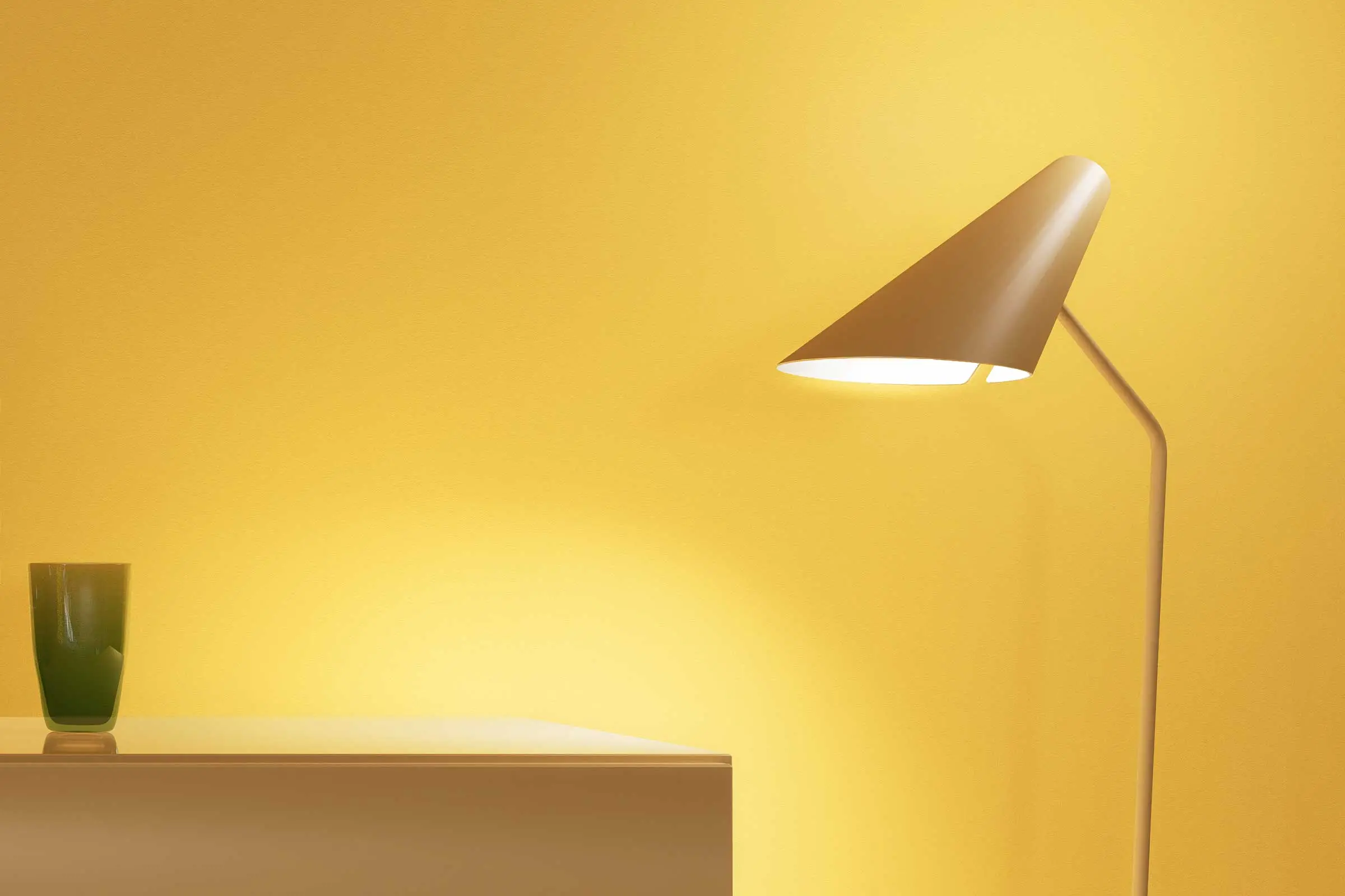 Essbereich, Detail Lampe vor gelber Wandfläche, gestaltet mit den Interior Colors 24+ von Sto