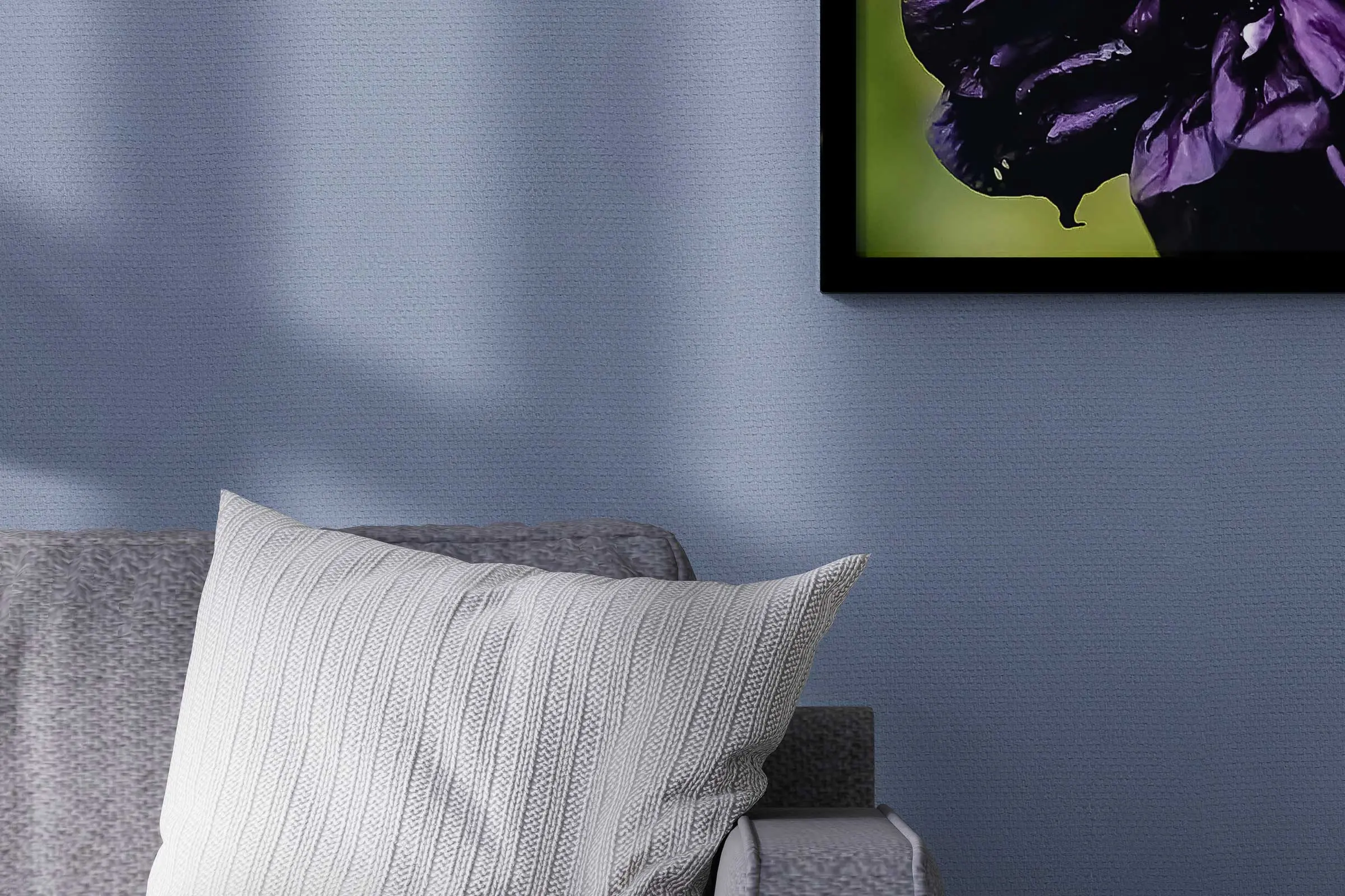 Schlafzimmer Detail-Sessel mit Kissen vor blauer Wand, gestaltet mit den Interior Colors 24+ von Sto