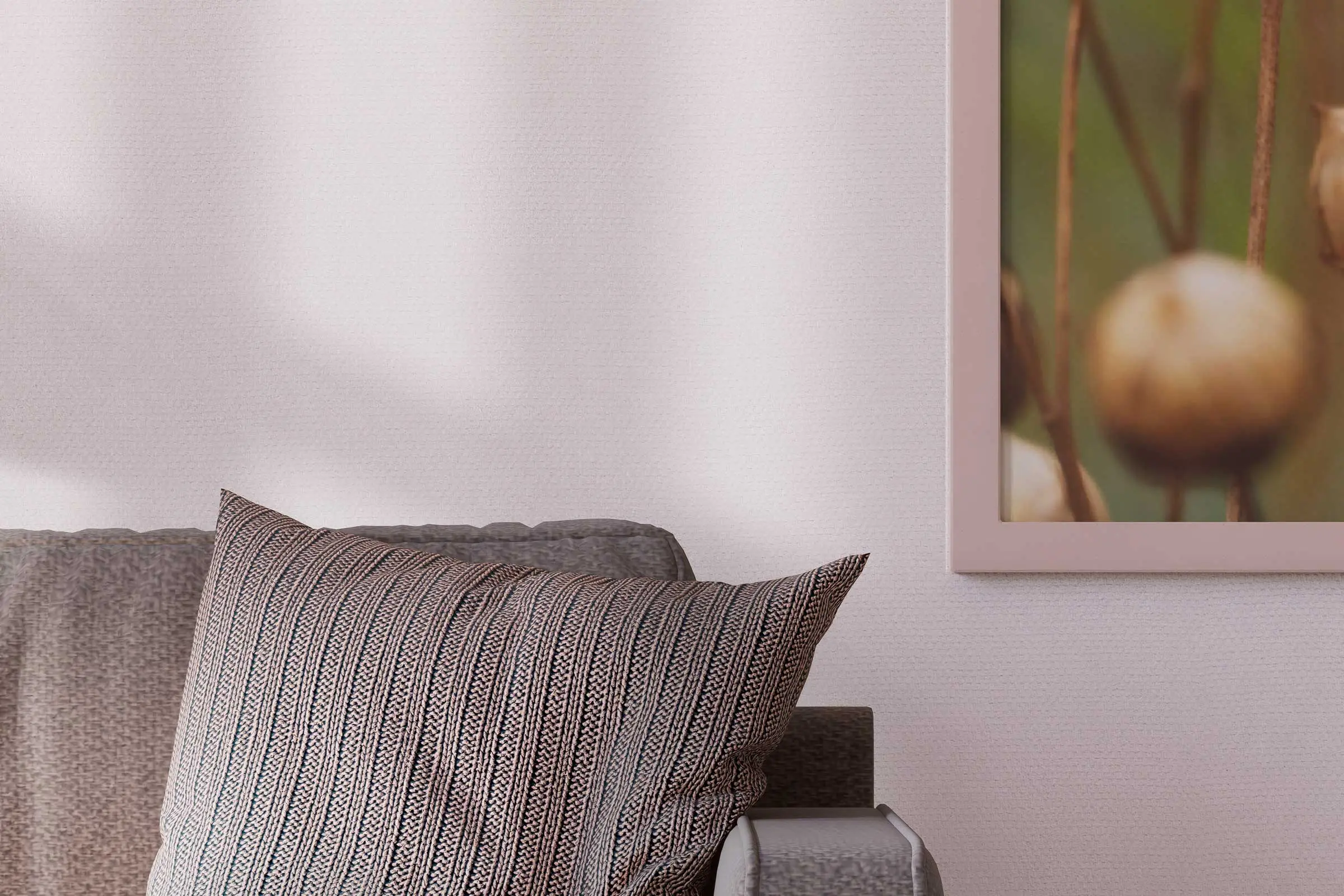 Schlafzimmer-Detail Sesselkissen vor rosefarbener Wand, gestaltet mit Interior Colors 24+ von Sto