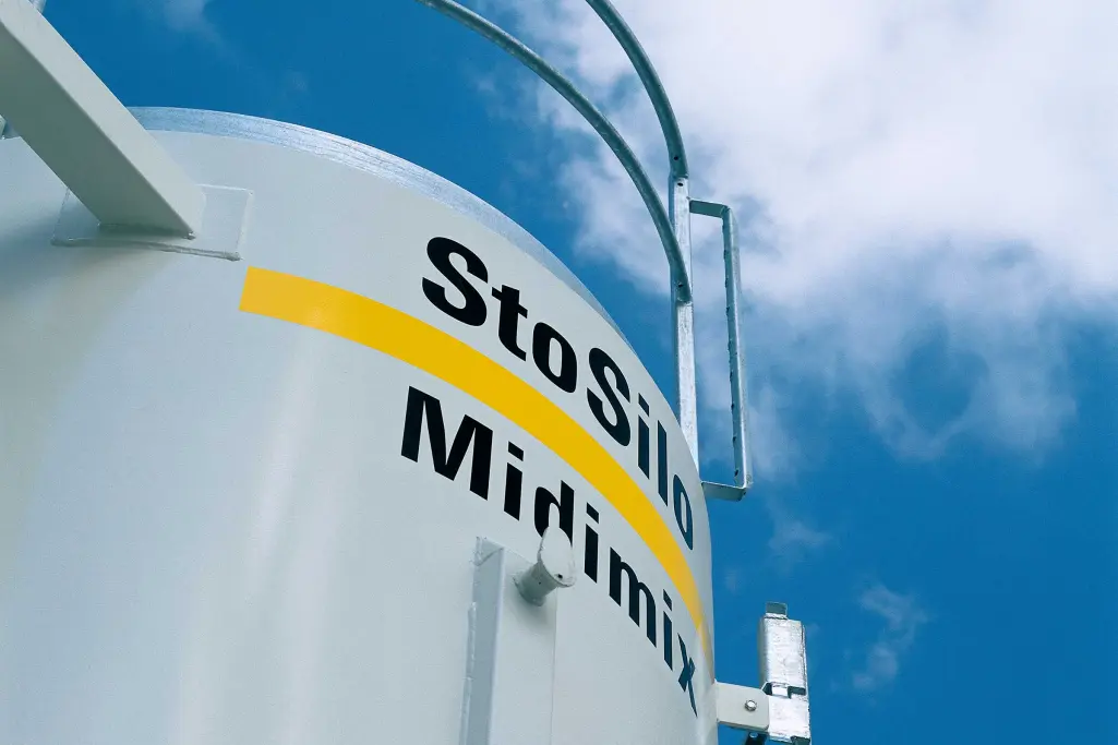 Bild, Außenaufnahme mit StoSilo Midimix, blauer Himmel
