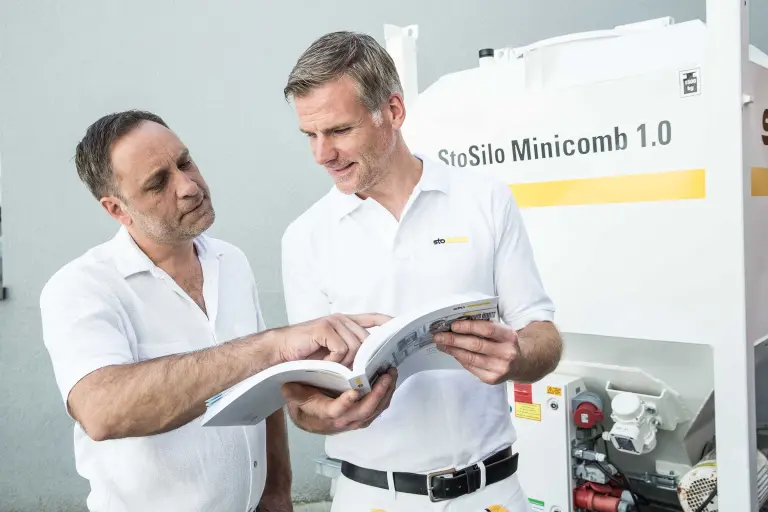 Anwendungstechniker von Sto vor StoSilo Minicomb 1.0. lesen Betriebsanleitung