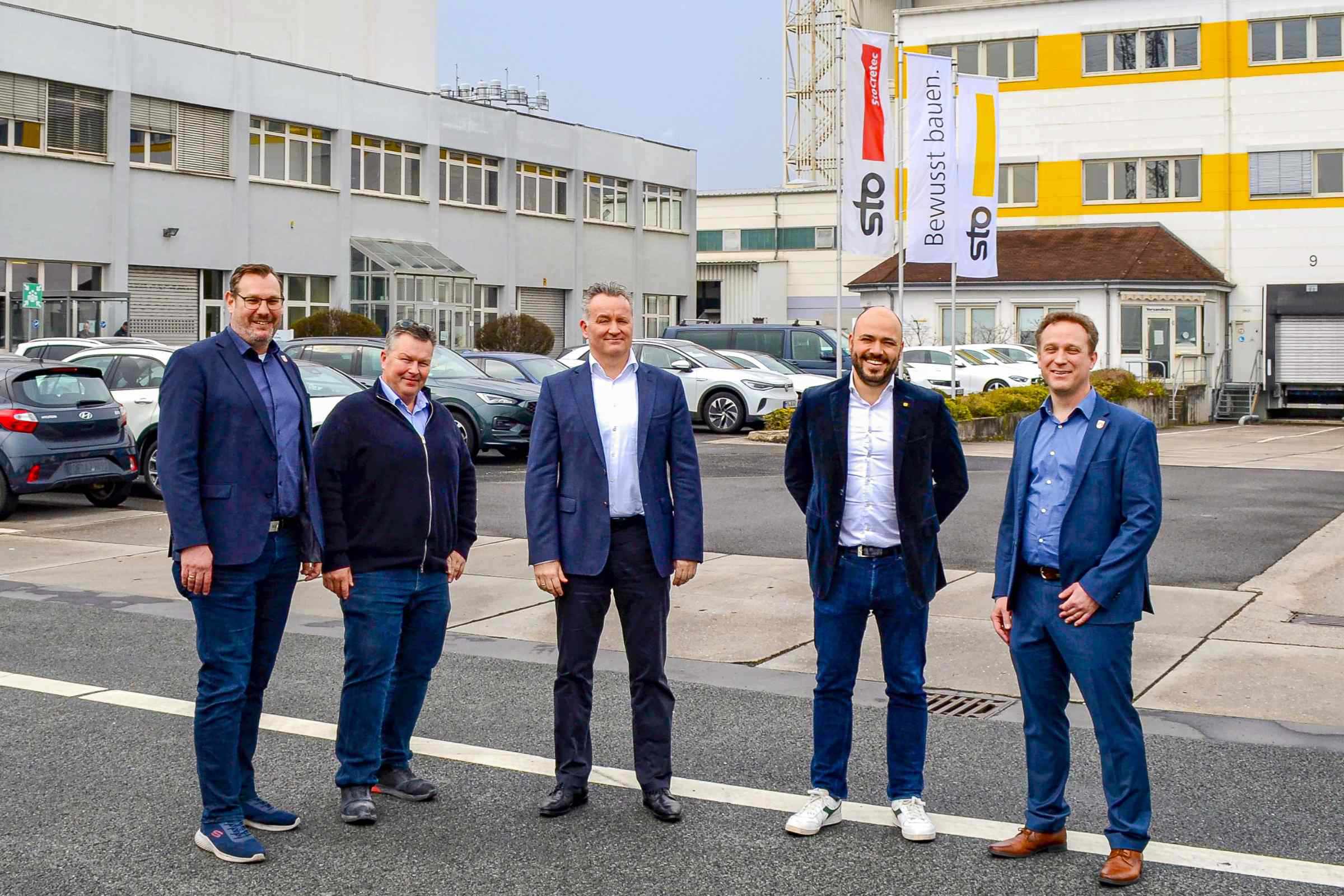 Gruppenbild auf dem Werksgelände von Sto in Kriftel