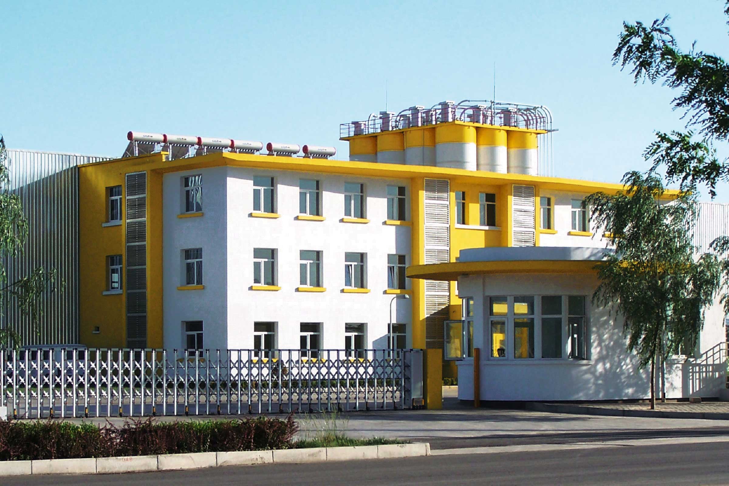 Außenaufnahme des Sto-Produktions- und Verwaltungsgebäudes in Langfang bei Peking/China