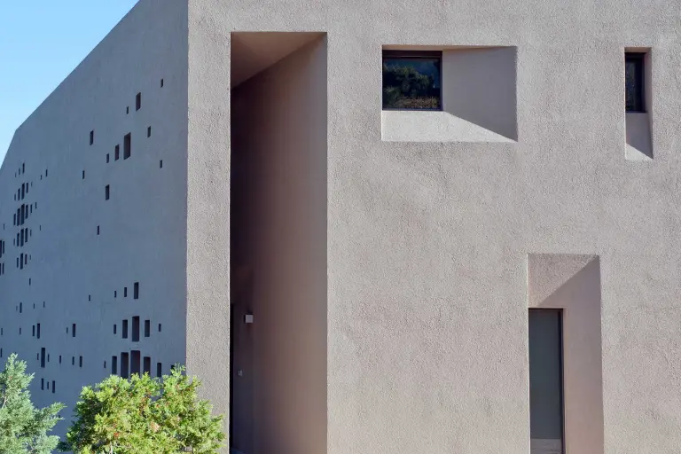 Außenansicht des Doppelwohnhauses Giacomuzzi in Kaltern, IT, Sto-gedämmte graue Fassade beschitet mit Lotusan®