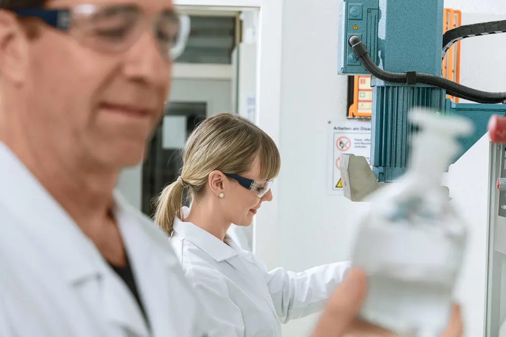 Forschung & Entwicklung, Sto-Fachkräfte mit Spaß bei der Arbeit im Labor, Teamwork