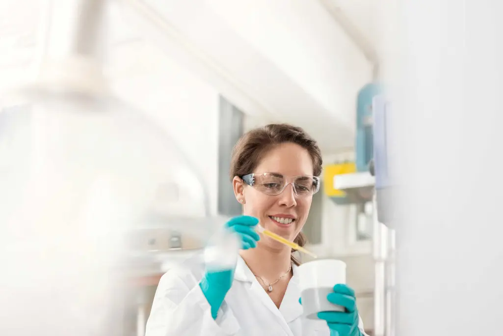 Sto-Mitarbeitein im Forschungslabor, Forschung & Entwicklung bei Sto