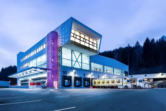 Außenaufnahme des Logistikgebäudes von Sto in Stühlingen-Weizen, Dämmerungsaufnahme