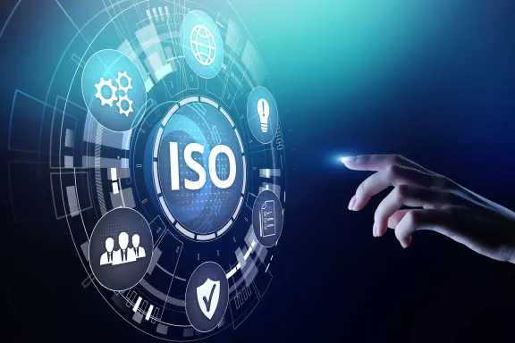 Frau zeigt auf digitalen Bildschirm mit ISO-Standards, ISO-Zeichen, Managementsysteme bei Sto