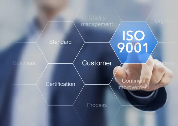 Mann zeigt auf digitalem Display auf ISO 9001-Zeichen, Qualitätsmanagement ISO 9001