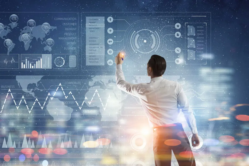 Mann zeigt auf ein Display. Zeigt innovative Technologien für Unternehmen. Qualitätspolitik