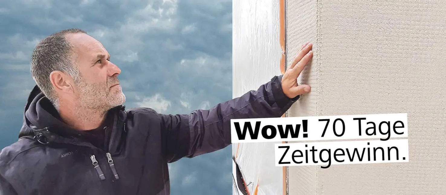 Bild: Fachhandwerker streicht über renovierte Putzfassade, Texteinklinker:Wow! 70 Tage Zeitgewinn.